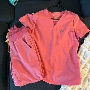 Figs neon pink small scrub set